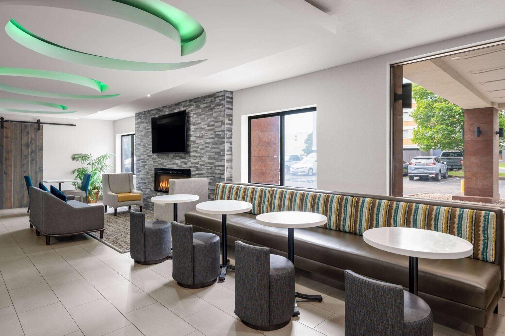 La Quinta Inn By Wyndham Indianapolis Airport Executive Dr Eksteriør billede